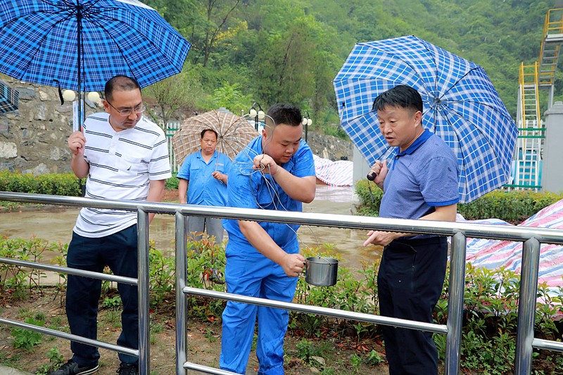 熊良虎在镇安污水处置厂调研时指出：以守护人民人民喝上干净的水、安心的水为启程点，助力打好碧水保卫战