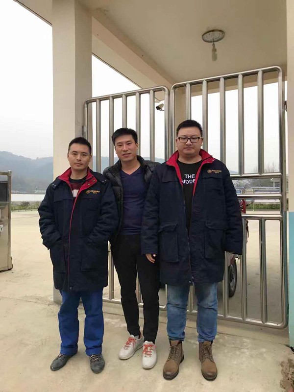 老人翻出大桥护栏欲轻生！危机时刻水环境公司职工一把拽住