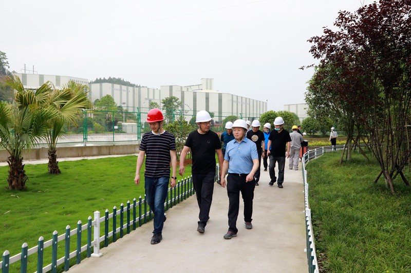 熊良虎在沉庆市中科大业集团调查时强调：对峙生态优先战术，想好生态经、走好扶贫路