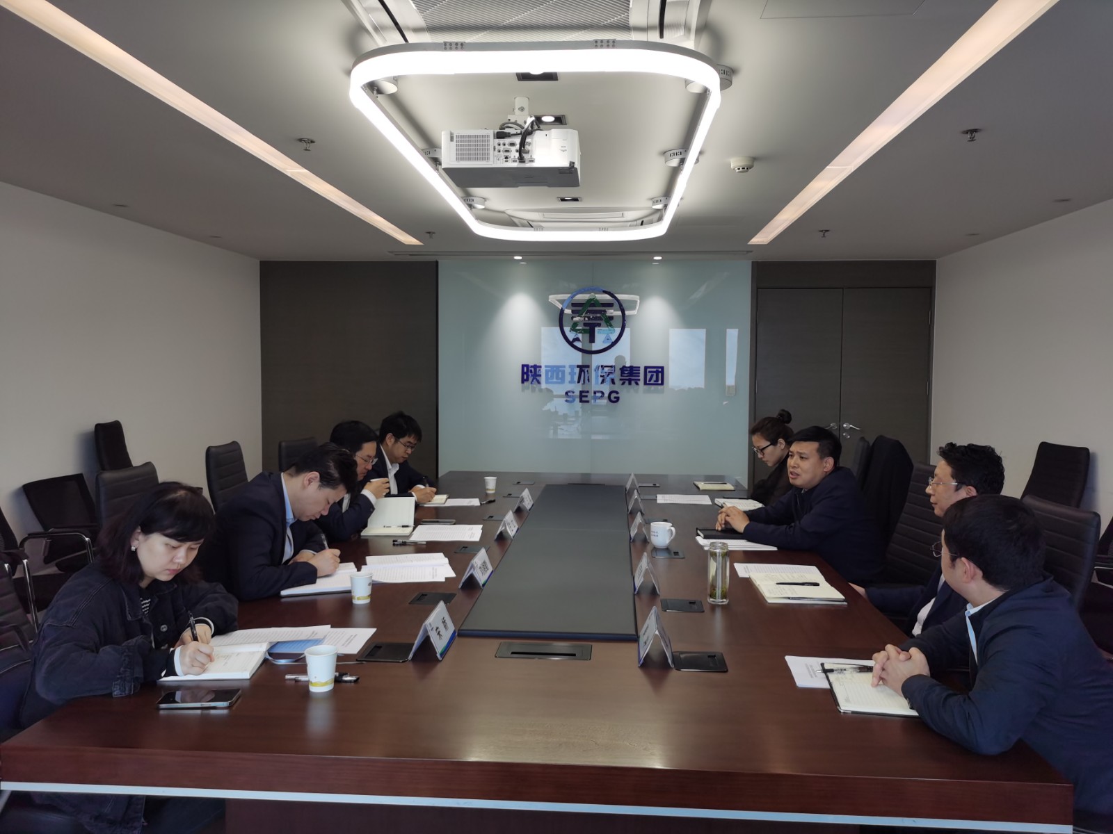 省纪委监委驻陕西金资公司纪检监察组到lewin乐玩官网集团互换座谈