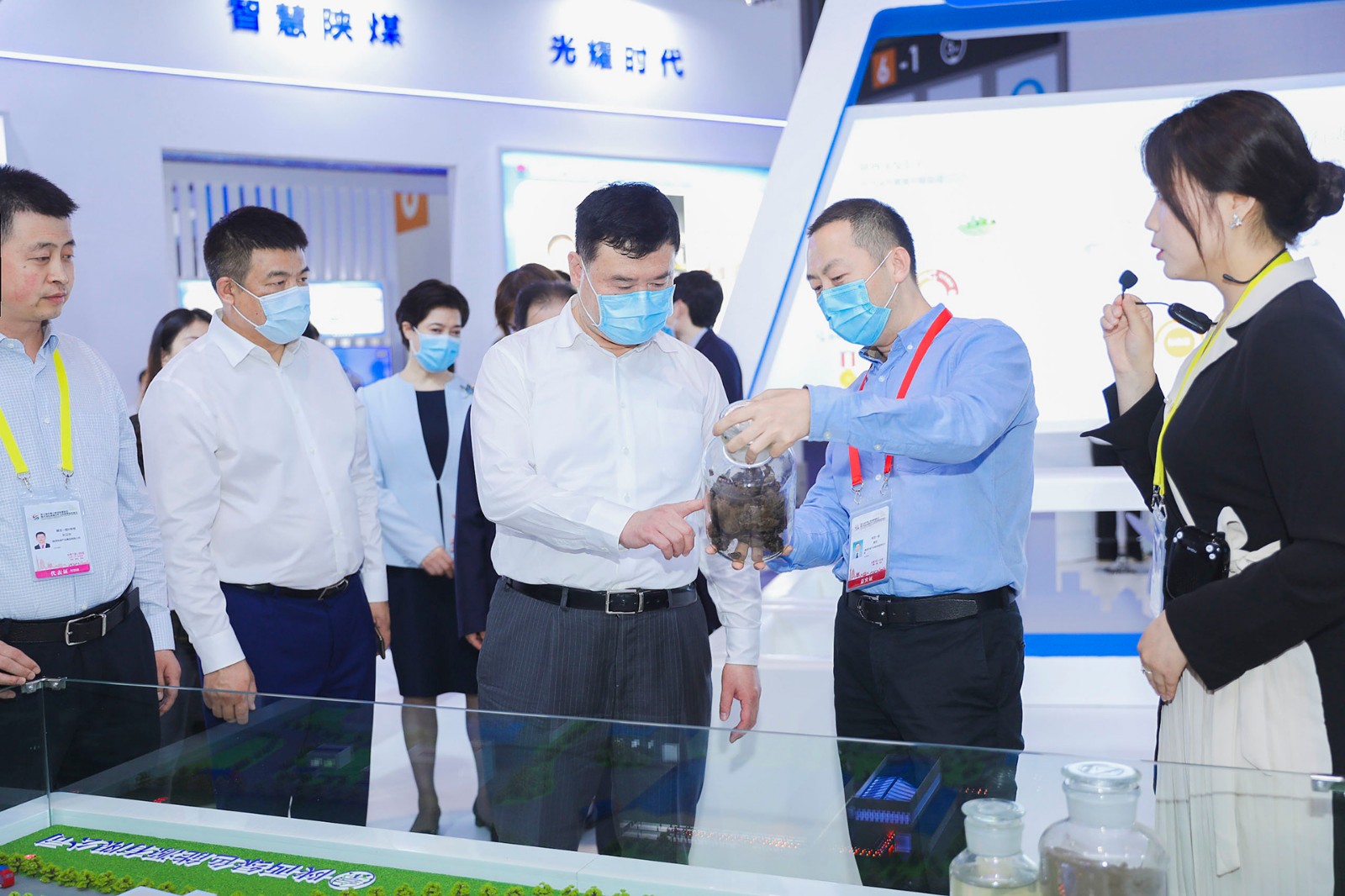 副省长魏建锋光临lewin乐玩官网集团丝博会展区巡展