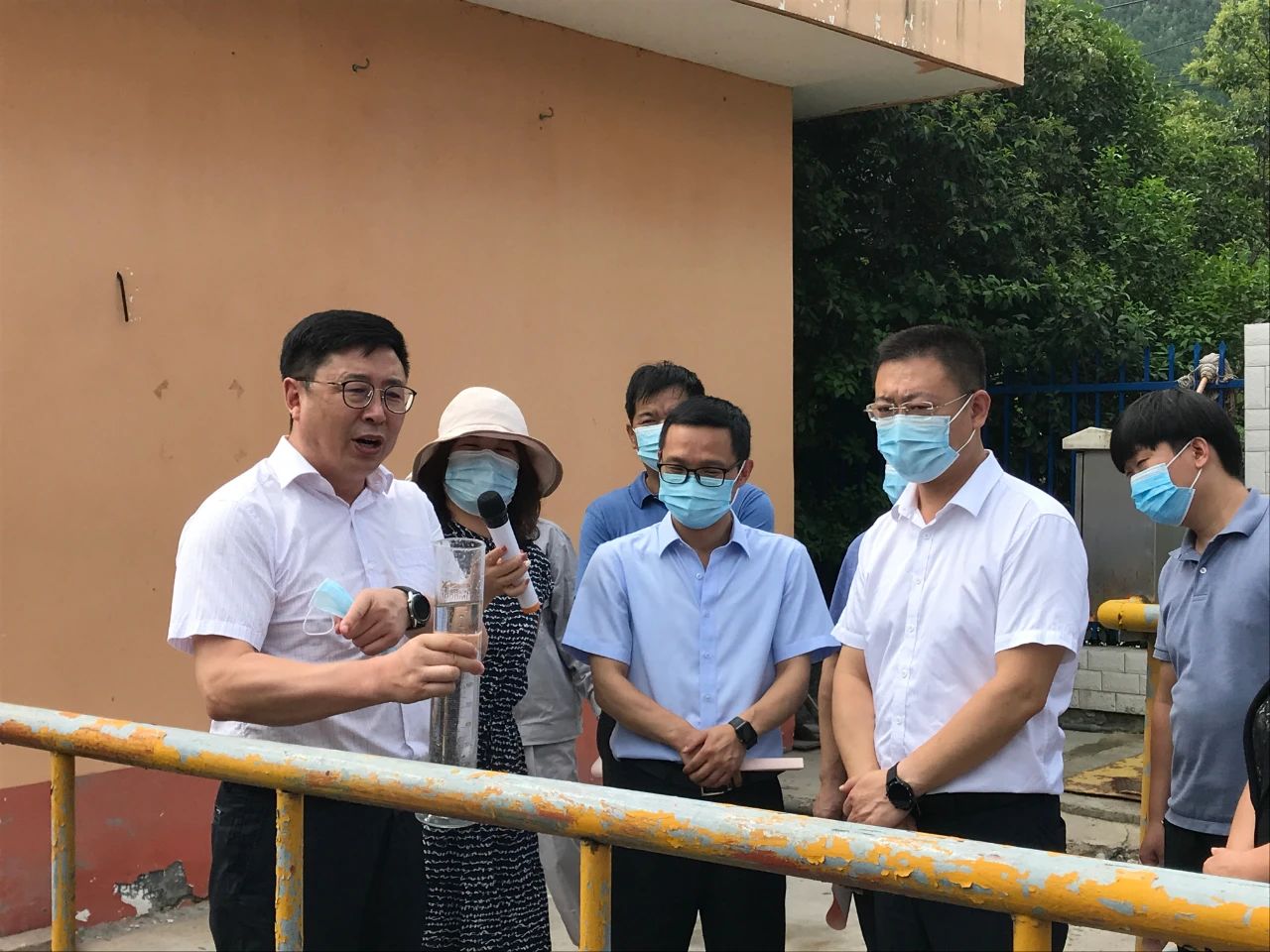 丹凤县政协主席周建政一行到丹凤县污水处置厂发展县域生态环境；ぷㄌ獾餮