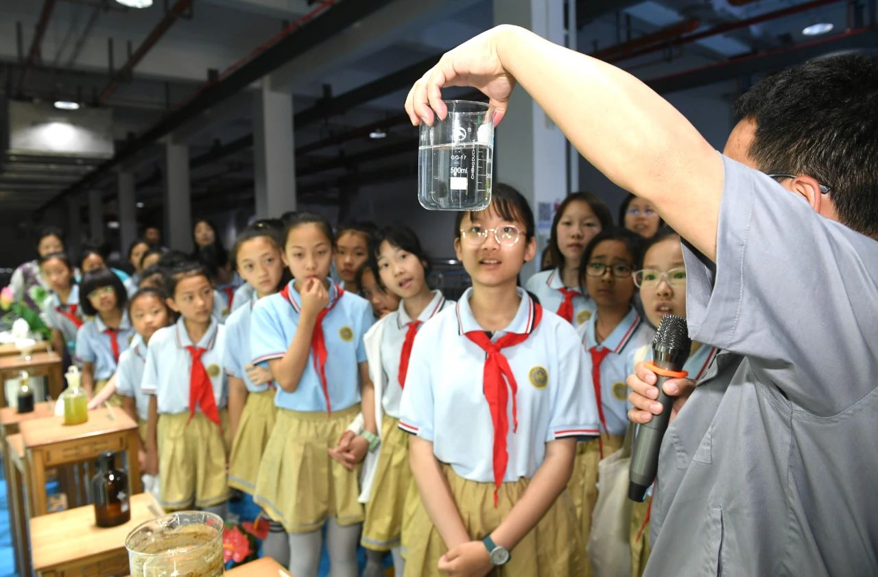 西安颁布｜幼学生走进lewin乐玩官网集团白鹿原水生态中心开启污水“再生”探秘之旅