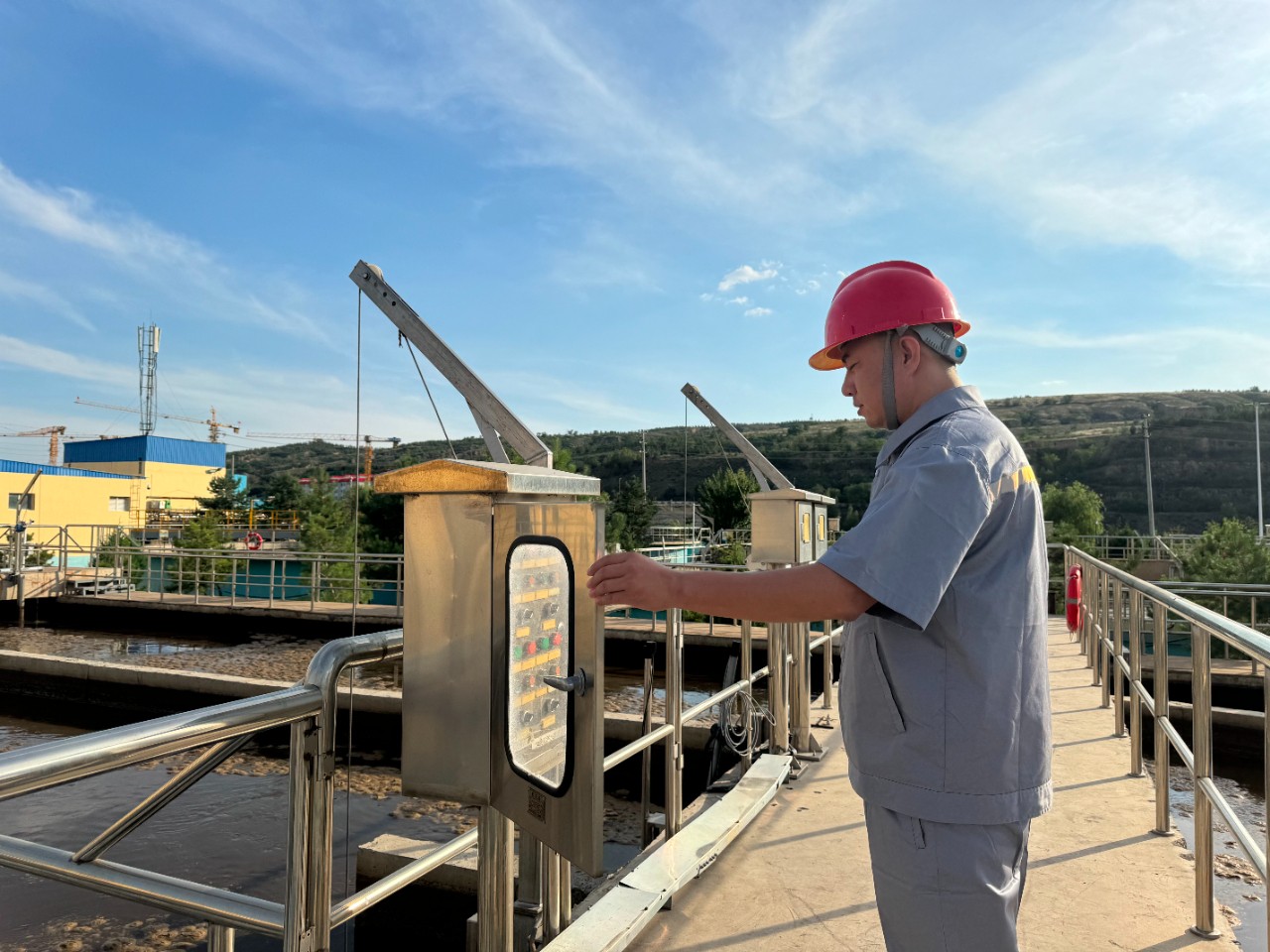 水环境公司职工贺虎荣获神木市人民当局宣告的“2023年度生态环境；すぷ飨冉孜摇比儆称号