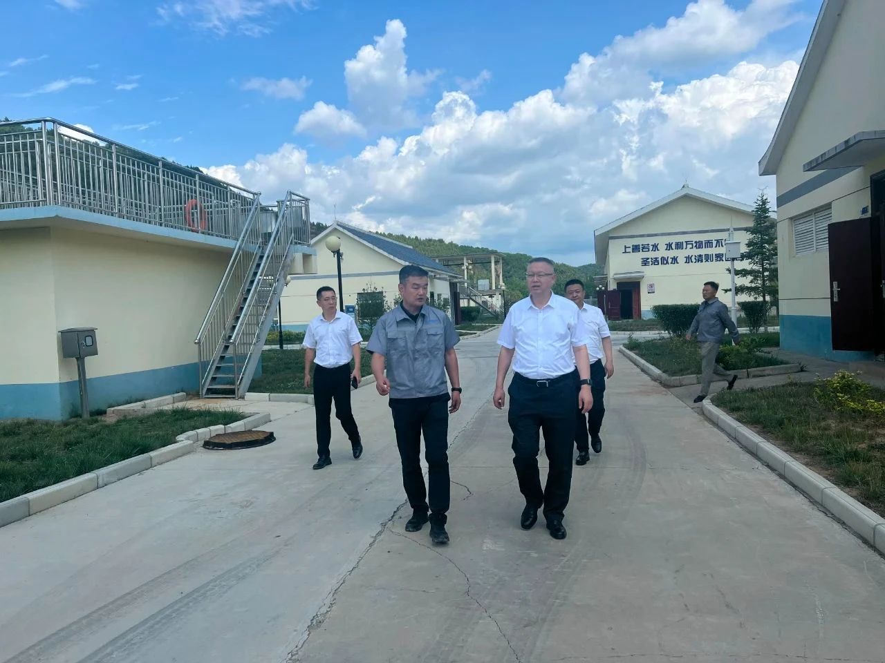 郝军亮到水环境公司黄陵县污水处置厂督导查抄安全环保工作